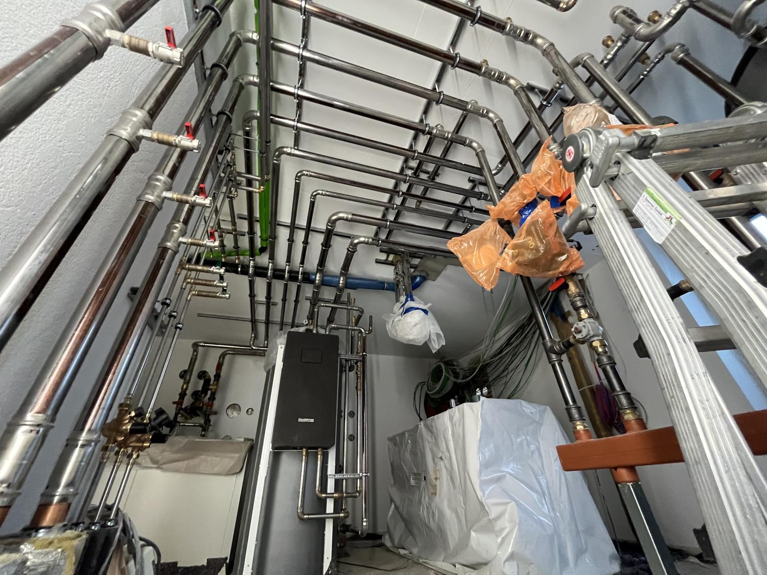 Sauber verlegte Press-Rohrleitungen in einem Technikraum, Installation der J. Spanner GmbH
