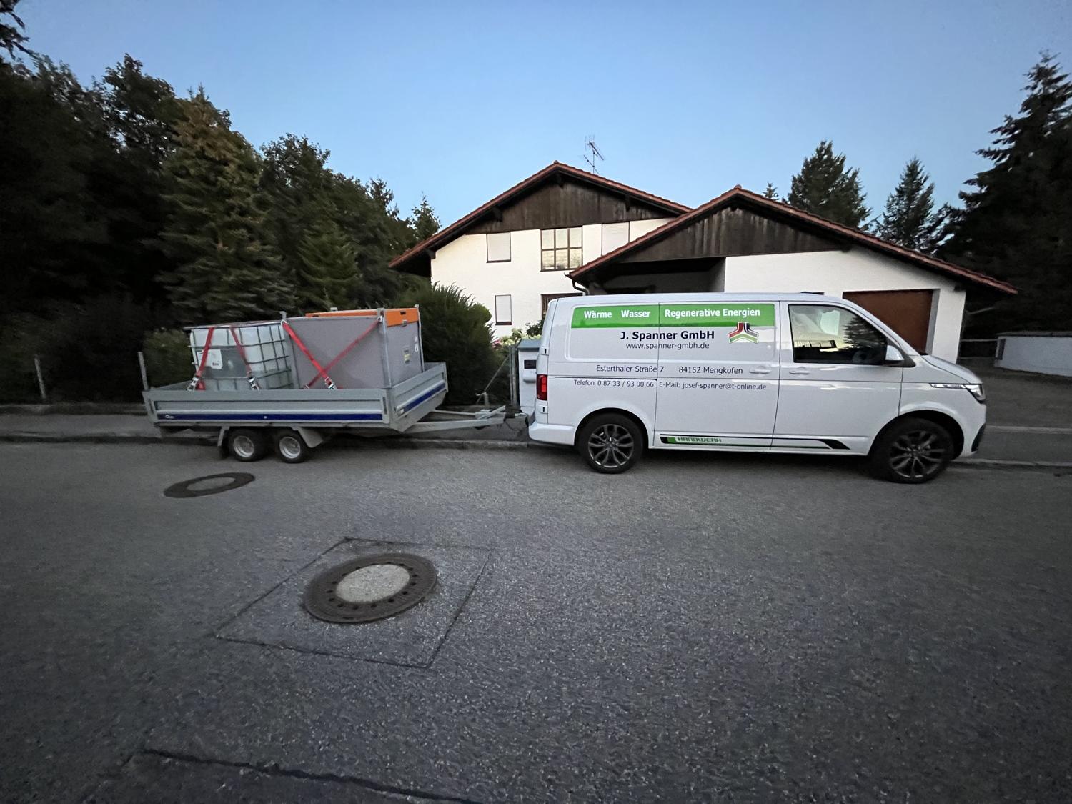 Servicefahrzeug der J. Spanner GmbH mit Anhänger und Spülstation vor einem Wohnhaus